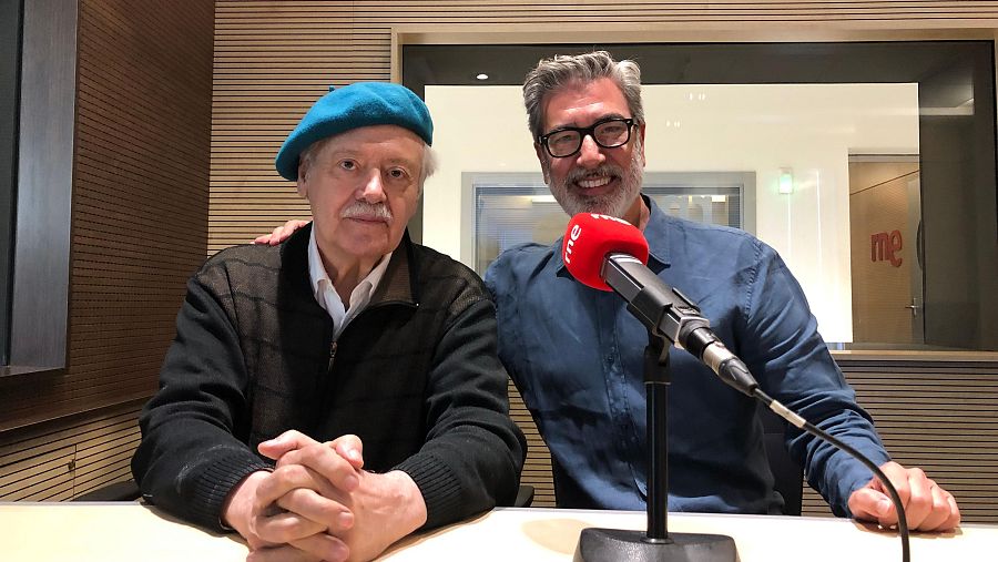 Mario Gas y Arturo Martín en entrevista en estudio de radio RNE. Él, con boina azul y chaqueta; él, con gafas y camisa azul oscuro.