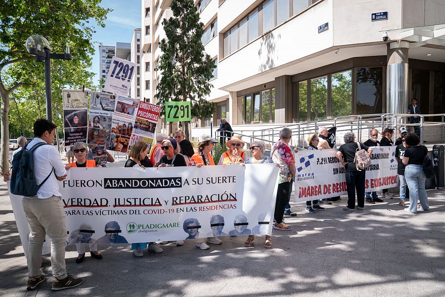 Varias personas exigen verdad justicia y reparación para las víctimas del covid-19 en las residencias