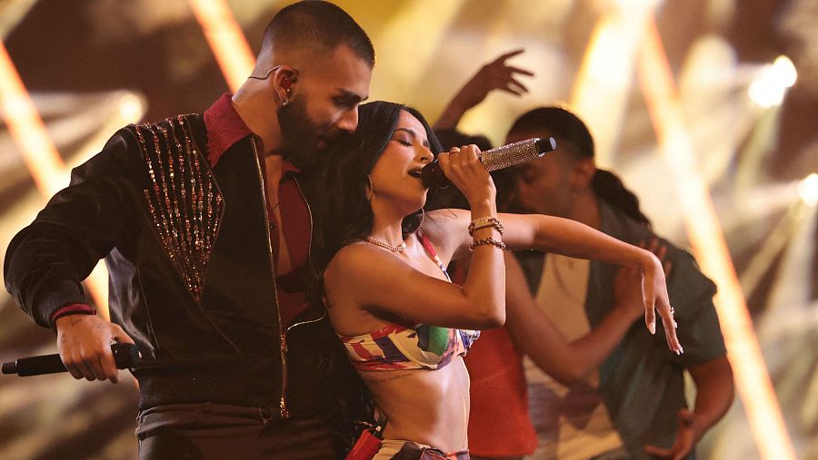 Manuel Turizo y Becky G actúan durante los American Music Awards 2025