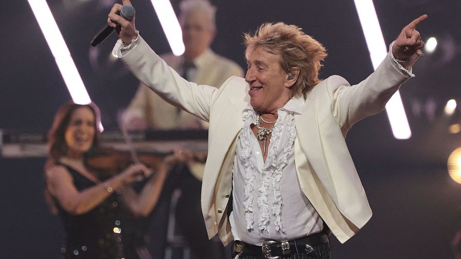Rod Stewart actúa durante los American Music Awards 2025