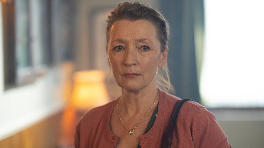 Lesley Manville es Julie Jackson