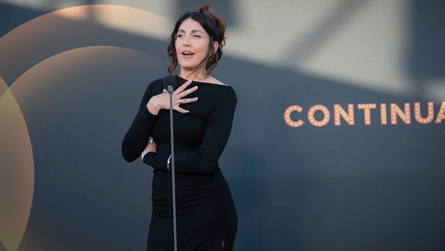 L'artista Queralt Lahoz, guardonada als Premis Continuarà 2025 d'RTVE Catalunya, per ser una veu valenta i singular en l’escena musical actual.