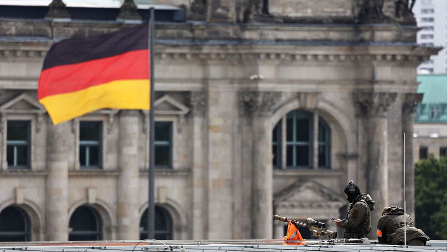 Una bandera alemana y francotiradores en el tejado de la Cancillería, el día en que el Merz se reúne con Zelenski