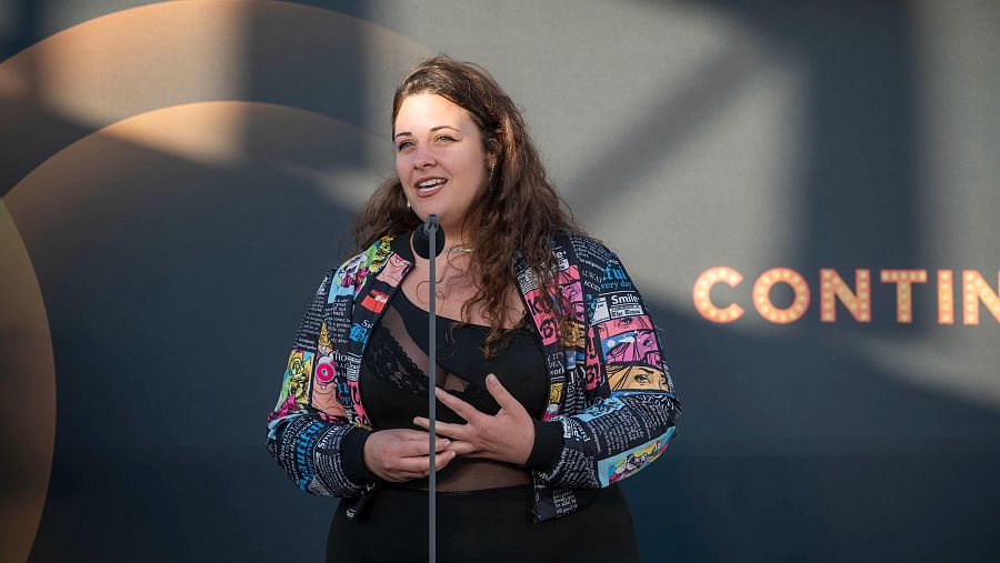 La xef Gessamí Caramés agraïnt el premi a dalt de l'escenari