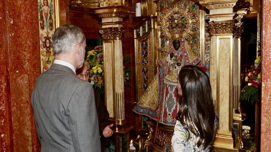 Los reyes frente a la imagen de Santa María de Guadalupe