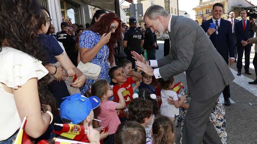 Felipe VI saluda a los vecinos y niños de Guadalupe