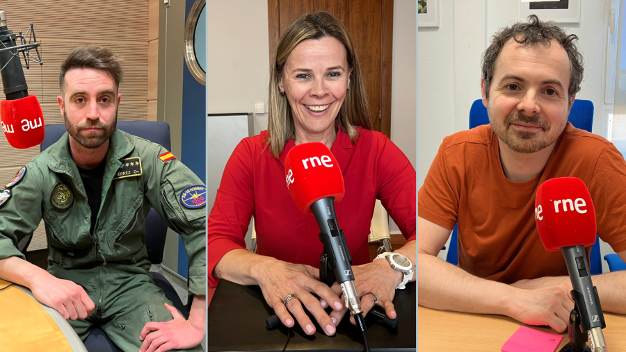 Entrevista en Radio Nacional de España (rne): un militar, una mujer con camiseta roja y un hombre con camiseta naranja sentados ante micrófonos.