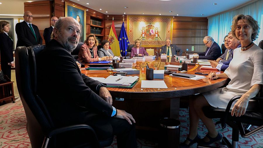 Los magistrados del Tribunal Constitucional Juan Carlos Campo y Laura Díez Bueso antes de un pleno.