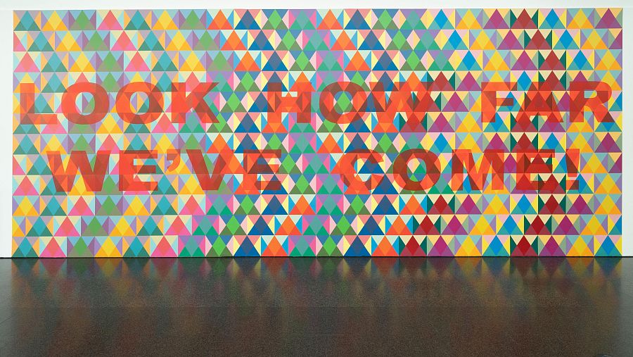 Mural de Jeffrey Gibson. ‘Mira hasta dónde hemos llegado’ (Territorios Indefinidos.  Miquel Coll, 2019)