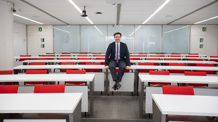 Toni Aira a una aula de la Universitat Pompeu Fabra