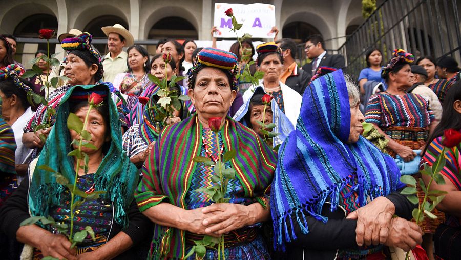 Mujeres indígenas del grupo Achí participan en una ceremonia de bendición maya frente al edificio de la Corte Suprema