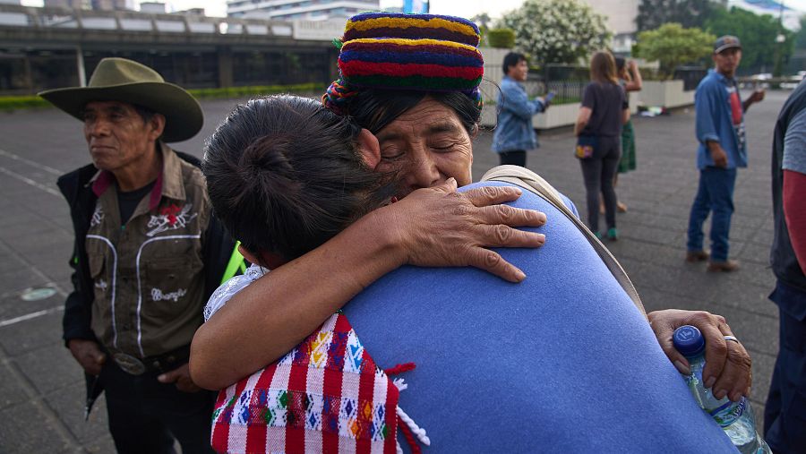 Varias mujeres indígenes se han congregado para celebrar la decisión tribunal.