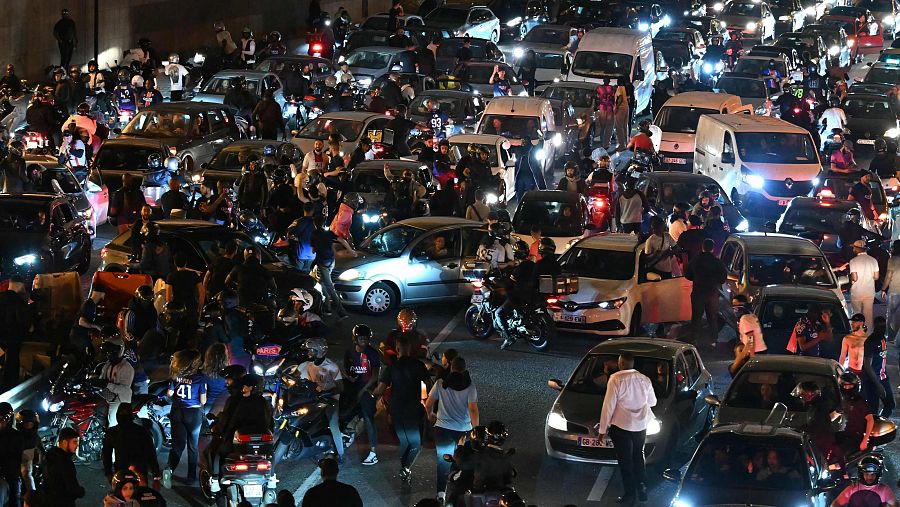 Seguidores del Paris Saint-Germain (PSG) y automovilistas se detienen en el Periférico entre Porte Maillot y Porte Champerret