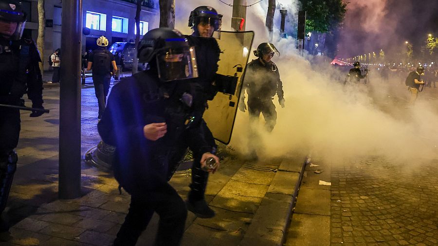Policía francesa reprimiendo algunos de los enfrentamientos