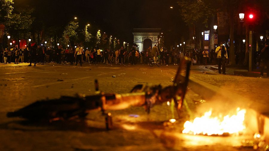 Mobiliario urbano quemado durante los disturbios