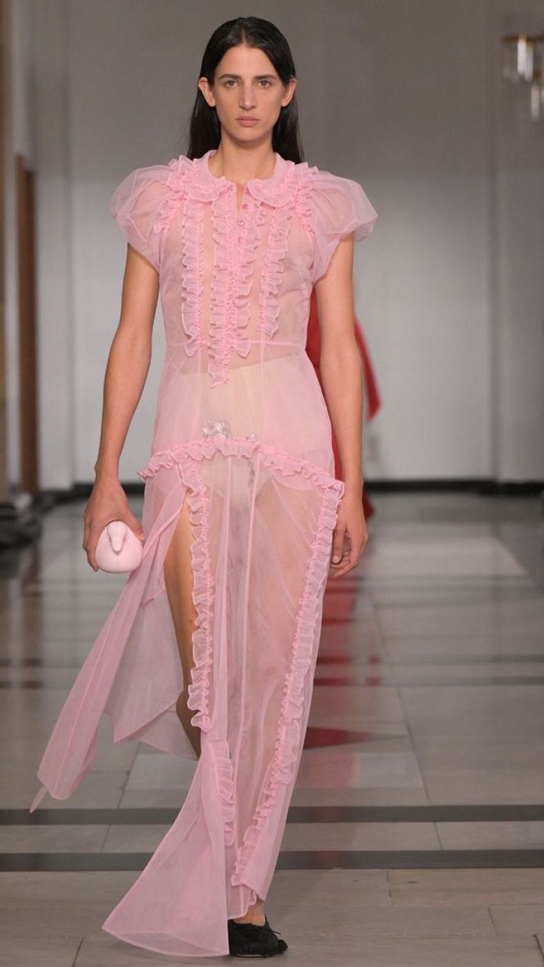 Una modelo con vestido rosa de Simone Rocha para el verano de 2025