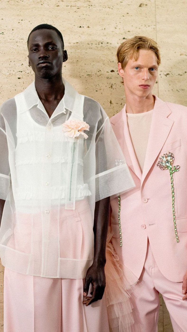 Dos modelos llevan diseños en rosa de la diseñadora Simone Rocha