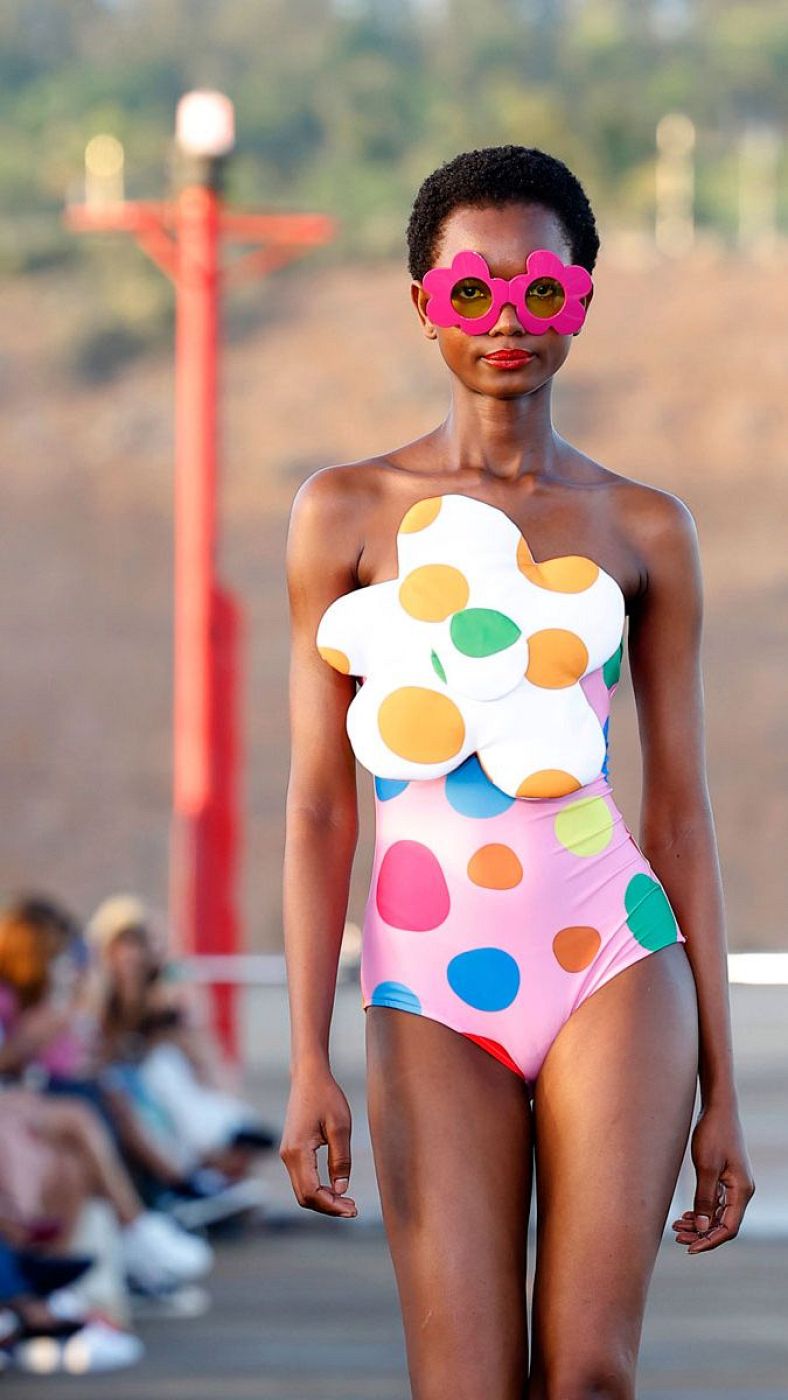 Una modelo lleva un bañador de Ágatha Ruiz de la Prada para el verano de 2025