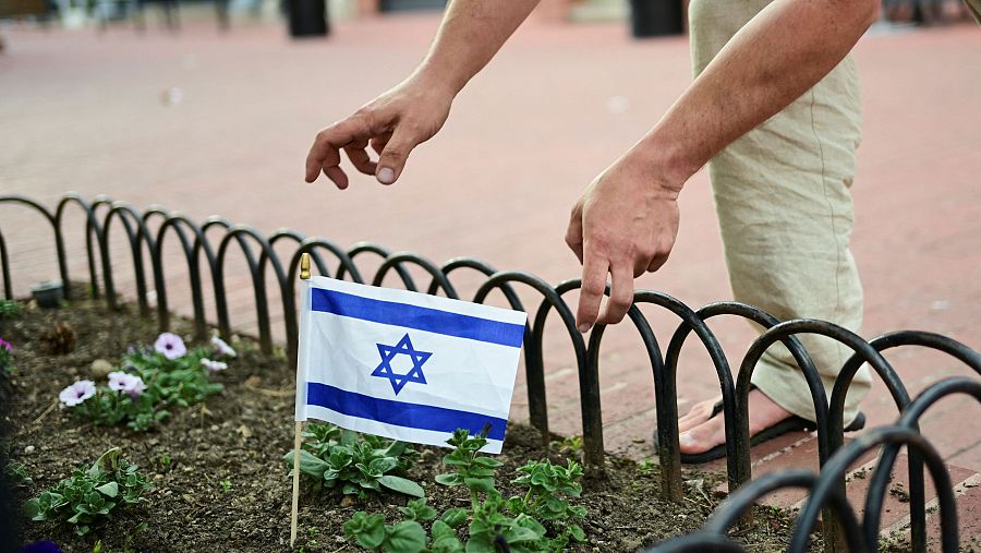Algunas personas han colocado banderas israelíes en el lugar del ataque.