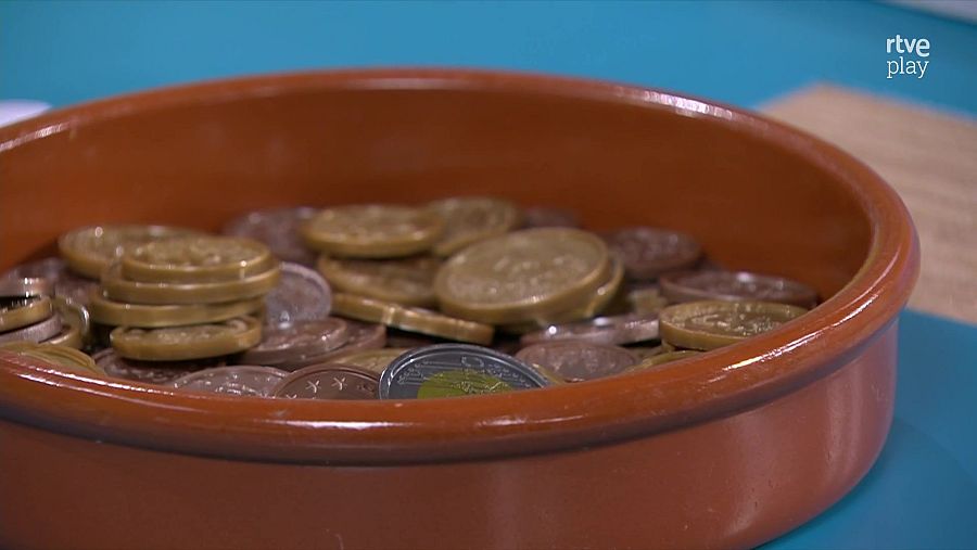 És recomanable tenir bitllets i monedes en efectiu, ens servirà en cas de fallida digital.