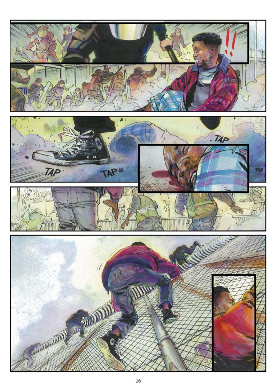 Cuatro viñetas de un cómic muestran una protesta violenta, huida y una persona herida.  Se aprecian zapatillas, una herida sangrante y una valla.