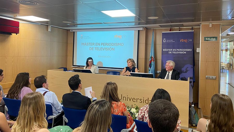 Clausura del Máster en Periodismo de Televisión (VII edición).  Asisten la directora de RTVE.in, una presentadora de TD2 y el director del máster.