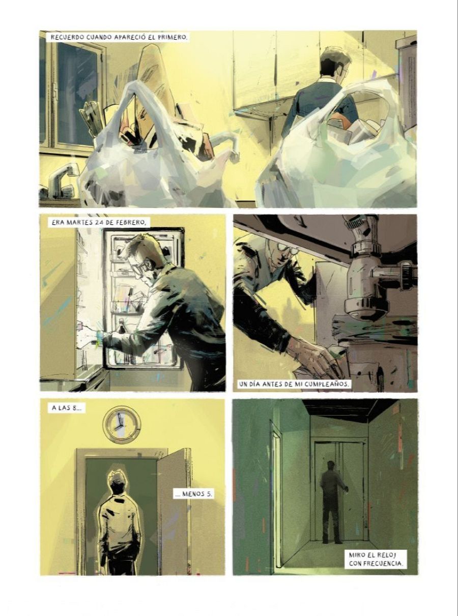 Cinco viñetas de cómic muestran a un hombre en una secuencia de acciones previas a las 8 menos 5, con textos que indican fechas y horas, creando suspense.