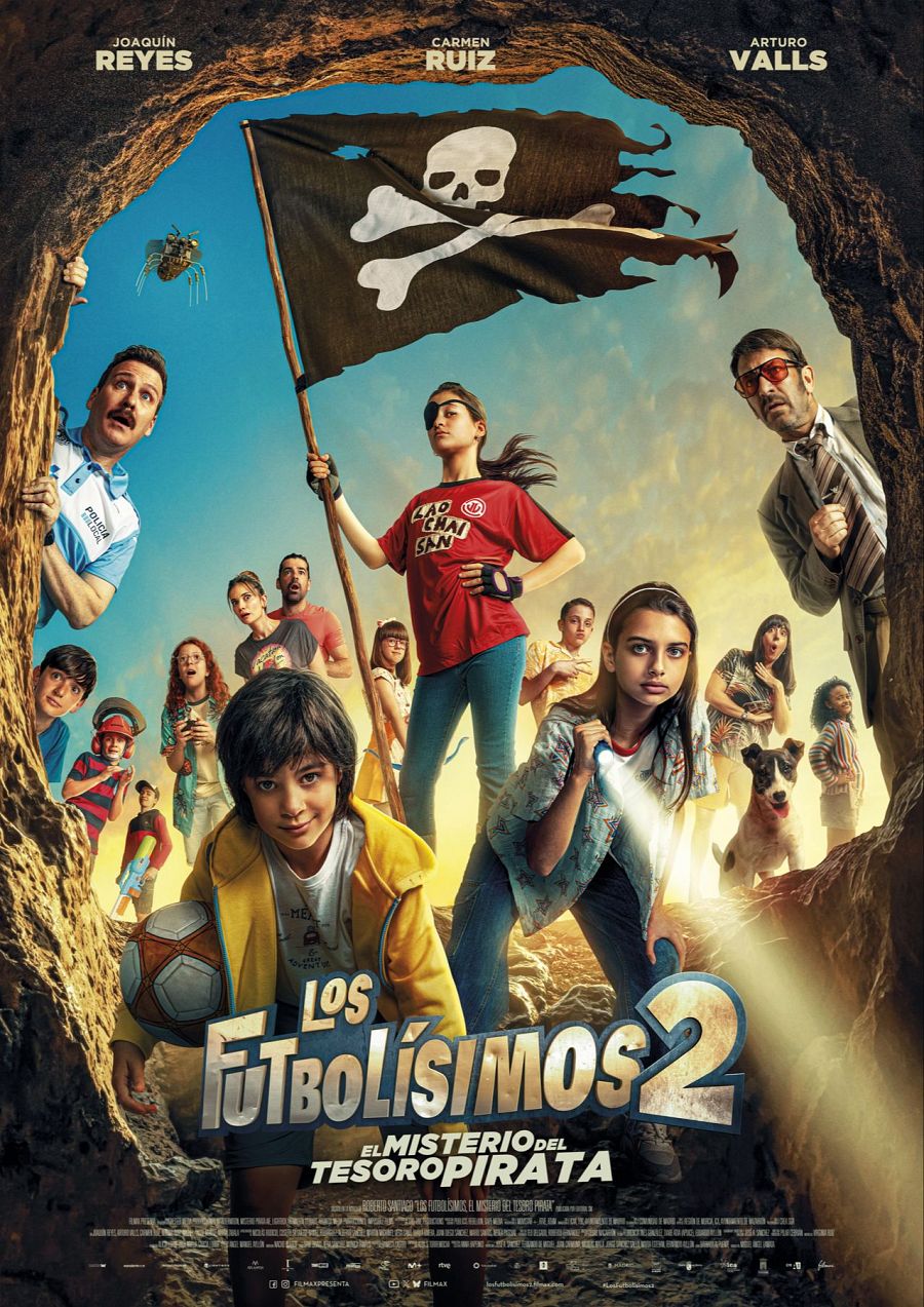 Cartel de película infantil: niños y adultos en una cueva, atmósfera de aventura, bandera pirata y balón de fútbol.  Actores: Joaquín Reyes, Carmen Ruiz y Arturo Valls.