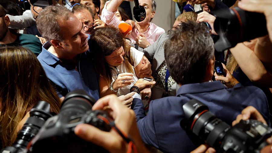 Javier Pérez Dolset intenta sacar de la sala a Leire Díez tras la irrupción de Víctor de Aldama