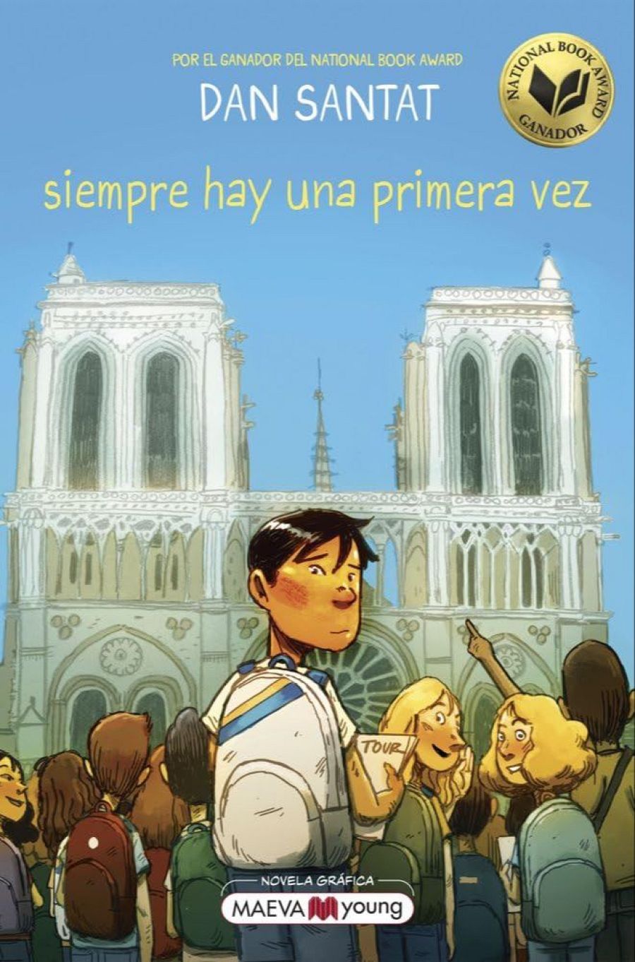 Portada de novela gráfica con jóvenes en París, frente a Notre Dame.  Se indica el premio National Book Award y el autor, Dan Santat.