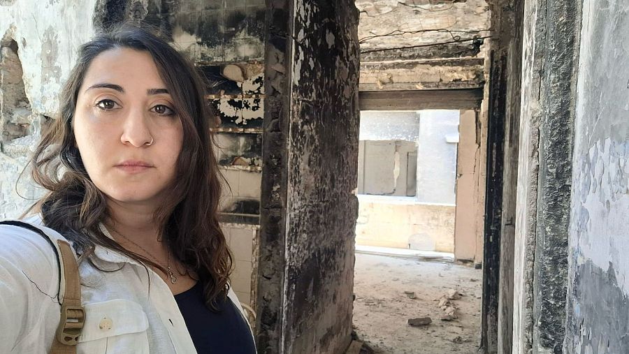 Salam Doudieh Alabed posando en su casa en Yarmouk destruida por la guerra.