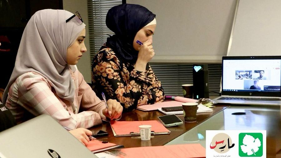 Foto de dos periodistas del medio independiente Enab Baladi en su nueva oficina en Damasco.