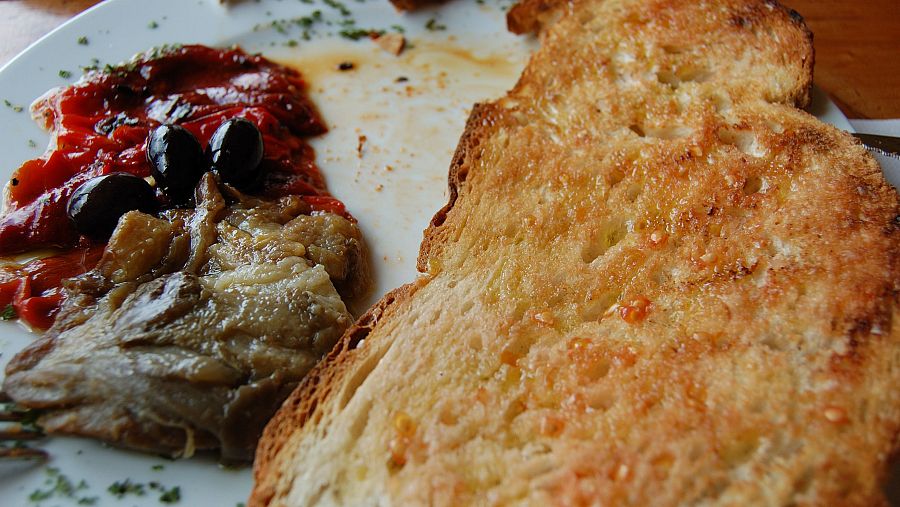 Eescalivada amb pa amb tomàquet