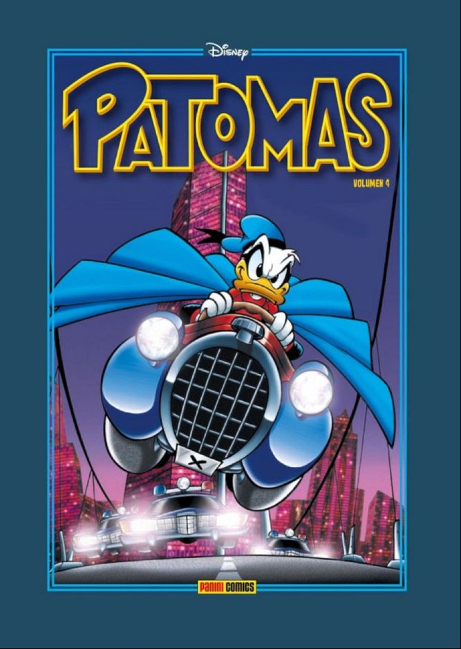 El Pato Donald, con capa azul, huye en coche por un puente, perseguido por coches de policía. Portada del cuarto tomo de la colección 