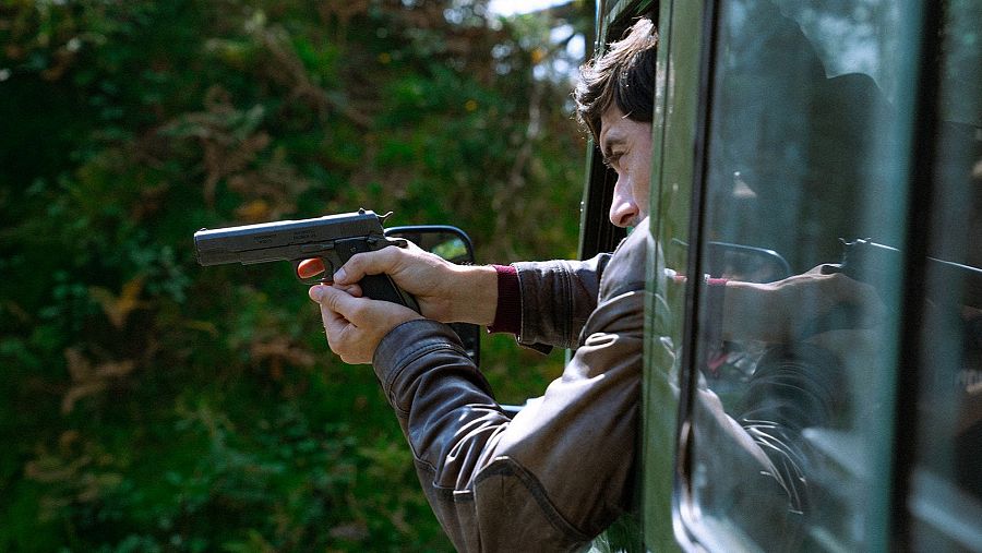 Un hombre con una pistola