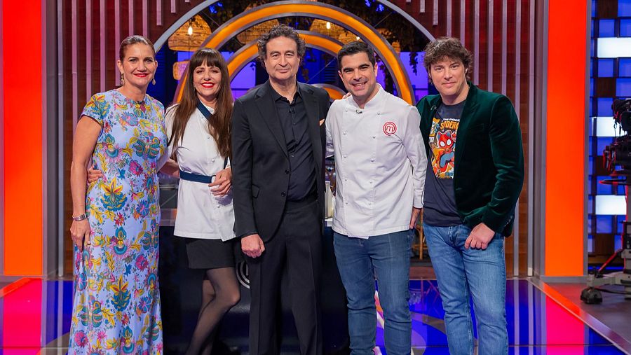 En el plató de MasterChef, se ven a cinco personas: Yolanda Ramos, Efrén, y los chefs Samantha Vallejo-Nágera, Pepe Rodríguez y Jordi Cruz.  Yolanda y Efrén visten ropa informal; los chefs, atuendos más formales.