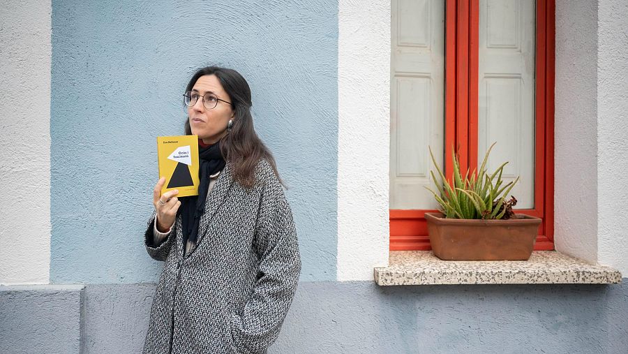 Eva Baltasar amb la novel·la 'Ocàs i fascinació' a la mà