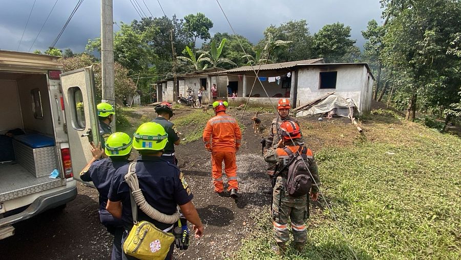 Los servicios de emergencia actuando en las inmediaciones del volcán