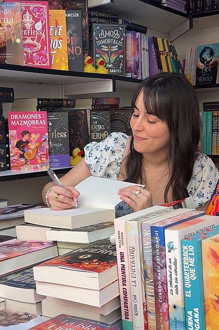 Mei Segura firma en la FLM