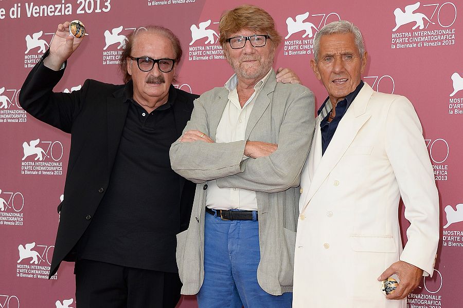 En el Festival de Venecia 2013, tres hombres presentan una obra, posiblemente relacionada con 'Ladrón de bicicletas', sosteniendo objetos que parecen premios. Fondo rojizo con el logo del festival.