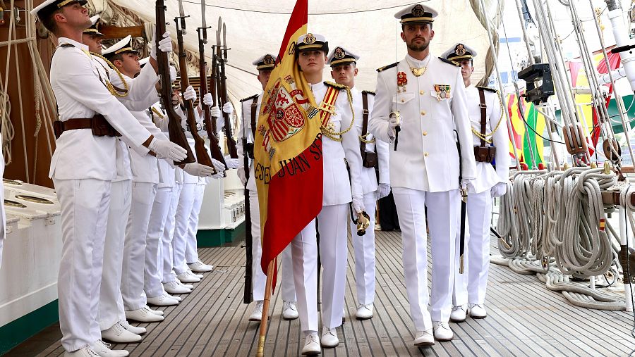 La princesa Leonor, en la cubierta de Elcano durante la jura de bandera