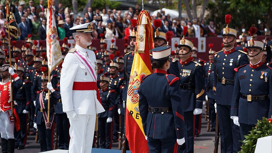 El rey Felipe VI rinde honores a los caídos durante el desfile con motivo del Día de las Fuerzas Armadas 2025 en Santa Cruz de Tenerife este sábado.