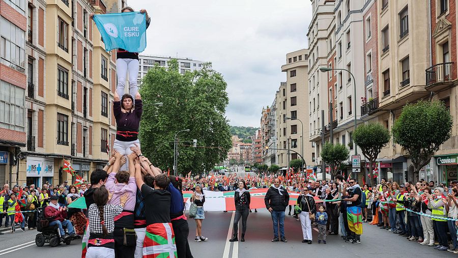 Manifestación convocada por la iniciativa ciudadana a favor del derecho a decidir 'Gure Esku' este sábado en Bilbao. EFE/ Luis Tejido