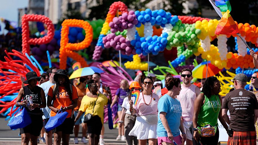 Personas marchan durante el Desfile del World Pride, el sábado 7 de junio de 2025, en Washington. (Foto AP/Mark Schiefelbein)