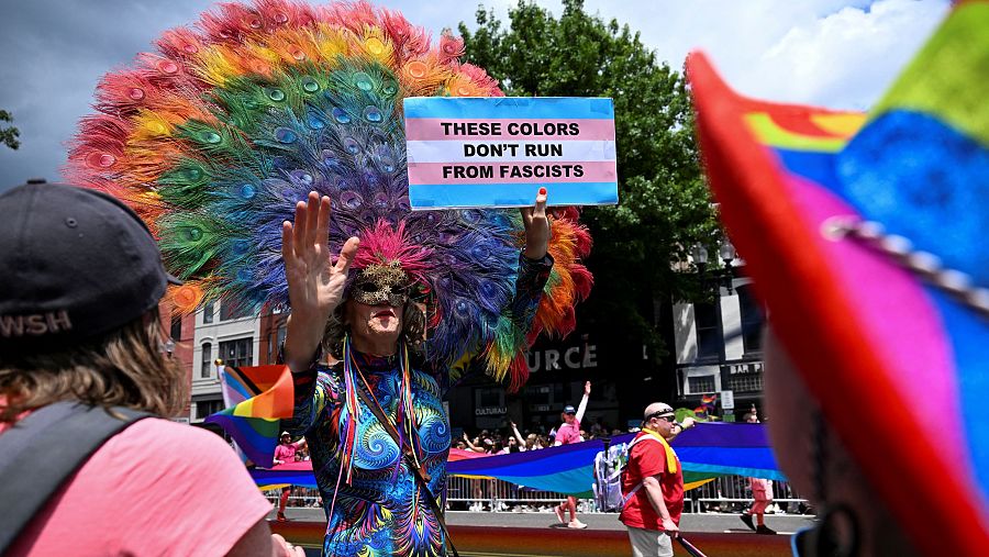 Una persona disfrazada participa en el desfile del WorldPride en Washington, D.C., Estados Unidos, el 7 de junio de 2025.