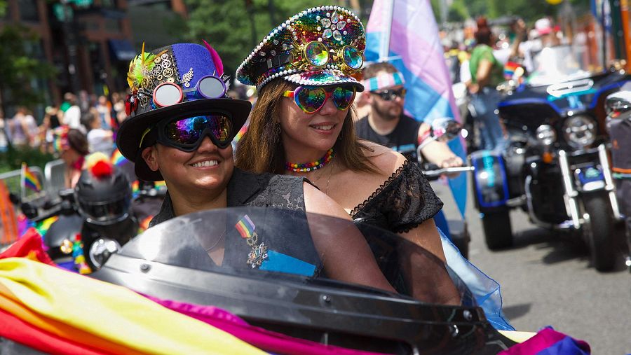 Personas participan en el desfile del WorldPride en Washington, D.C., el 7 de junio de 2025. (Foto de Amid FARAHI / AFP)