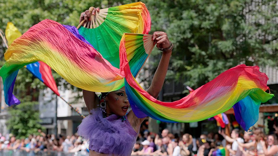 Participantes asisten a un desfile durante las celebraciones del WorldPride 2025