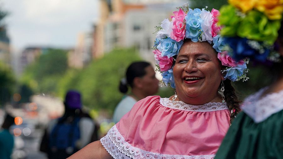 Participantes asisten a un desfile durante las celebraciones del WorldPride 2025 en Washington D.C.