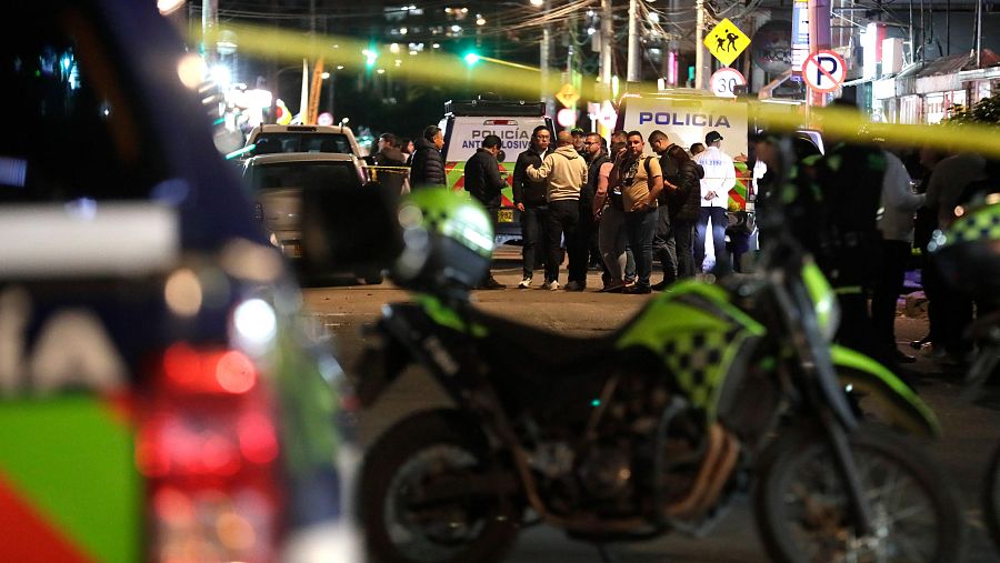 Integrantes de la Policía Nacional de Colombia custodian la zona dónde fue herido el senador colombiano Miguel Uribe Turbay