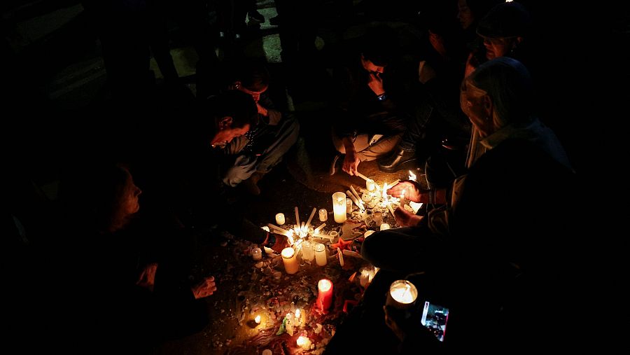 Varias personas permanecen fuera del hospital Fundación Santa Fe, donde fue trasladado el senador colombiano.